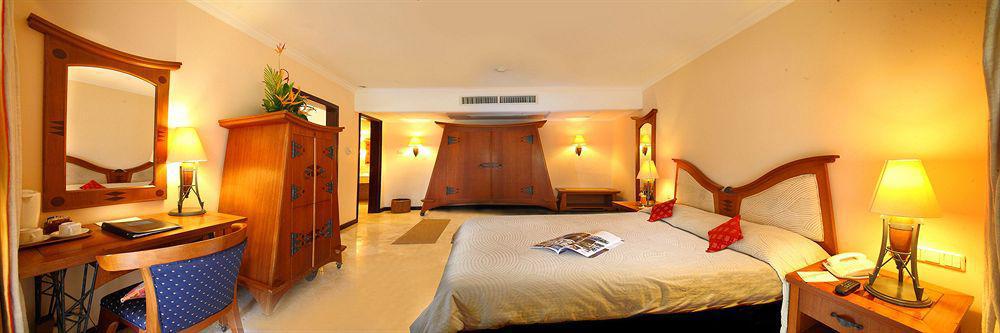 Equator Hotel Surabaya Exterior photo